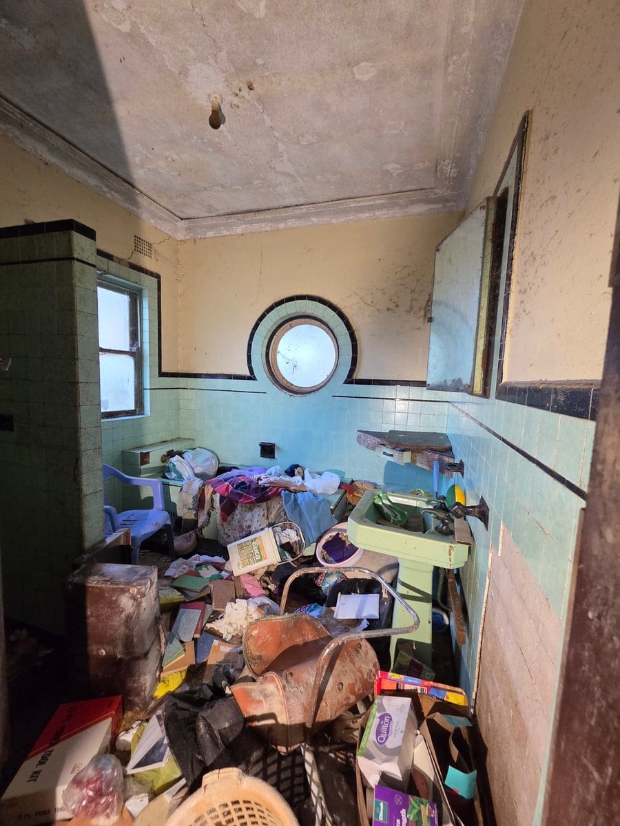 Before cleaning — Squalor Bathroom Restoration